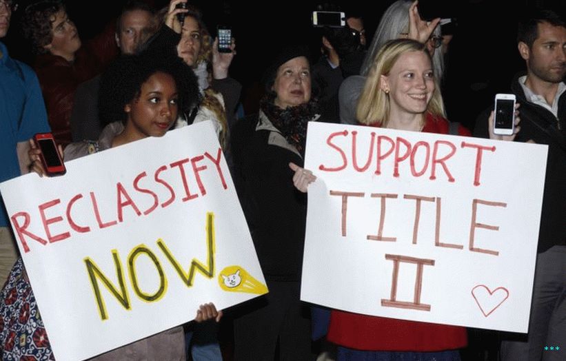 Les partisans de la neutralité de l'internet se mobilisent en novembre 2014 pour la reclassification du haut débit en titre II devant la Maison-Blanche.