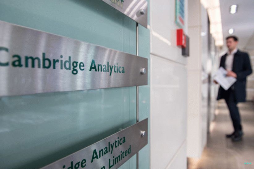 Signes pour Cambridge Analytica dans le hall de l'immeuble dans lequel l'entreprise est basée le 21 mars 2018 à Londres.