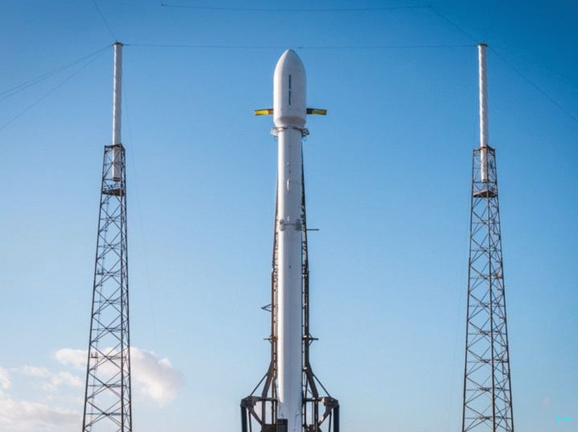 Le satellite Zuma et la fusée Falcon 9 sur la rampe de lancement.