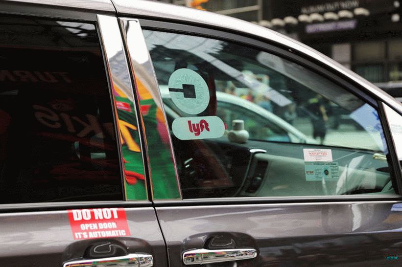 Un véhicule à moteur Lyft circule dans la circulation à Manhattan le 30 juillet 2018 à New York.