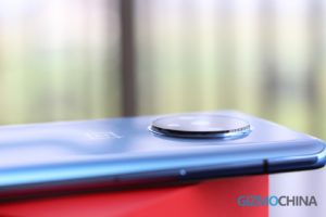 OnePlus 7T mains sur la bosse de la caméra en vedette