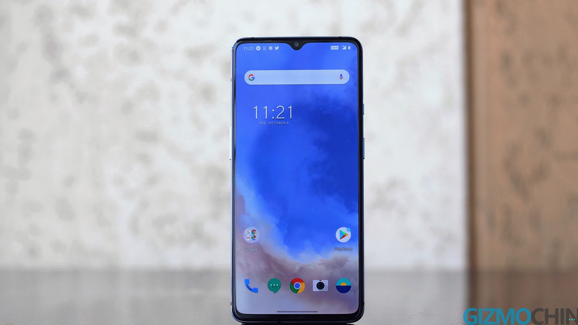 OnePlus 7T mains sur le devant en vedette