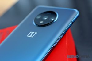 OnePlus 7T mains sur le bouton de volume en vedette