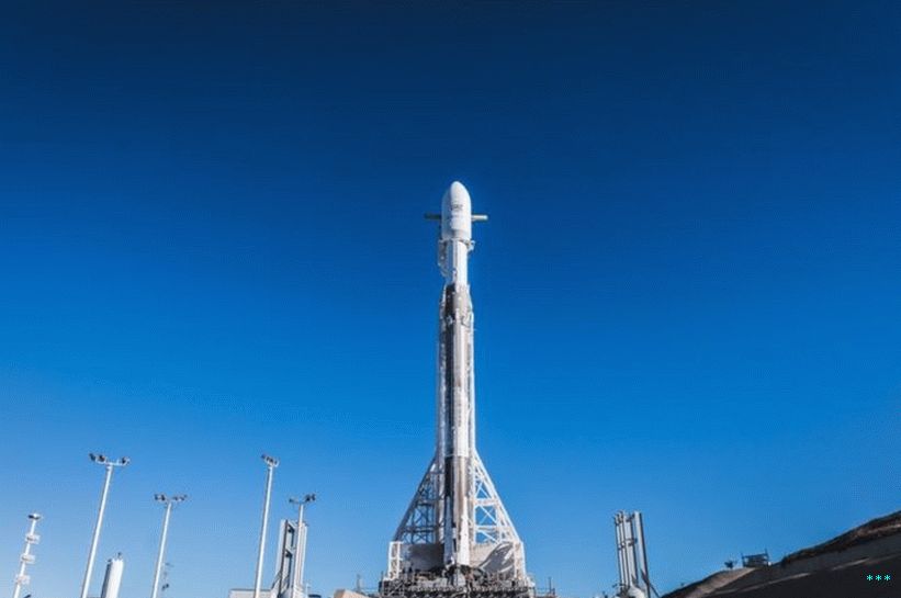 SpaceX a un propulseur de suie sur le pad en Californie, prêt pour un lancement.