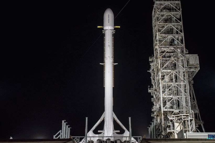 La fusée Falcon 9 et sa charge utile Zuma sont visibles sur la rampe de lancement en novembre.